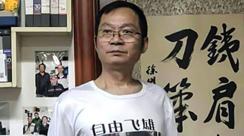 Chinese journalist dies amid police raid
